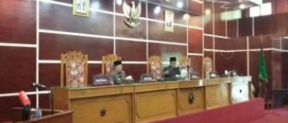 Pimpinan Rapat Paripurna DPRD Kota Bengkulu Penyampaian LKPJ Tahun 2017