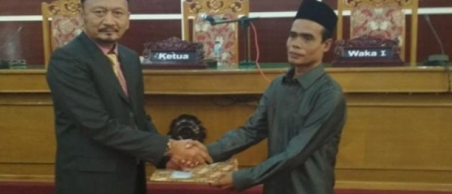 Penyerahan LKPJ Yang Diserahkan Oleh Waka II DPRD Kepada Sekda Kota Bengkulu