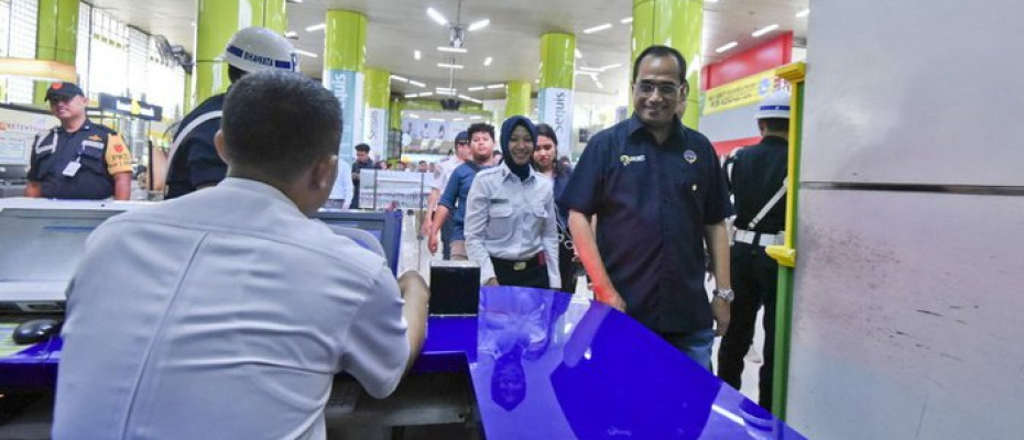 Menteri Perhubungan Budi Karya Sumadi (kanan) meninjau Stasiun Gambir, Jakarta, Minggu (3/6). ANTARA FOTO/Hafidz Mubarak A