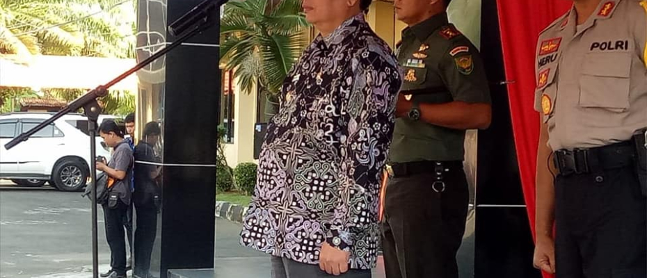 Penjabat walikota Bengkulu Budiman Pimpin apel gabungan di Halaman Polres Kota Bengkulu, Kamis (07/06/2018).