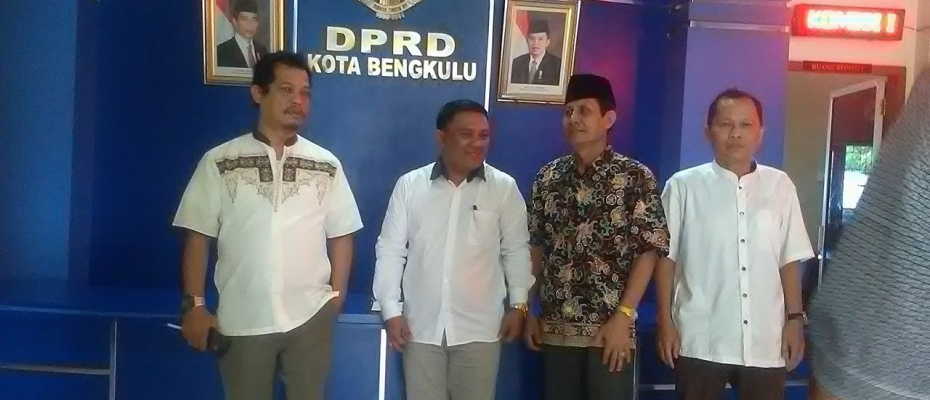 Minharsi'i (tengah pakai peci) anggota DPRD Kota Bengkulu, terima kunjungan kerja anggota DPRD Kabupaten Gorontalo, Lukman, Senin (04/06/2018).