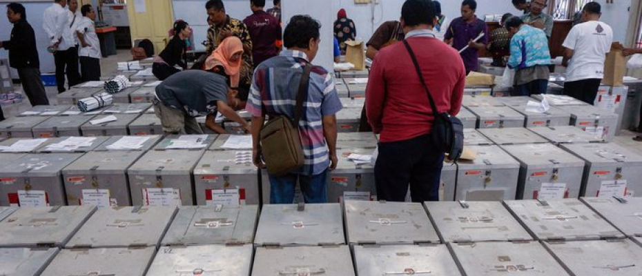 Petugas mengecek surat suara yang akan didistribusikan ke kecamatan di Kantor KPU, Pekalongan, Jawa Tengah, Kamis (21/6/2018). ANTARA FOTO/Harviyan Perdana Putra