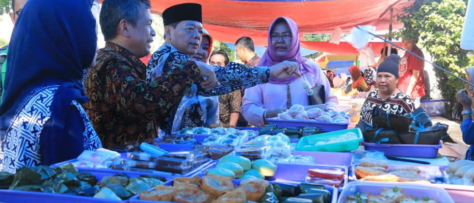 Pemerintah Kota (Pemkot) bersama Balai Pengawas Obat dan Makanan (BPOM) melakukan inspeksi ke pusat bukoan Ramadan depan Bank BRI, Jalan S Parman, Kamis sore (7/6/2018).