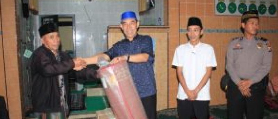 Safari Ramadhan Bupati Rejang Lebong H. Ahmad Hijazi, SH. M.Si beserta rombongan di Masjid Nurul Falah Desa Tanjung Aur kecamatan Sindang Kelingi, Minggu (27/5/28)