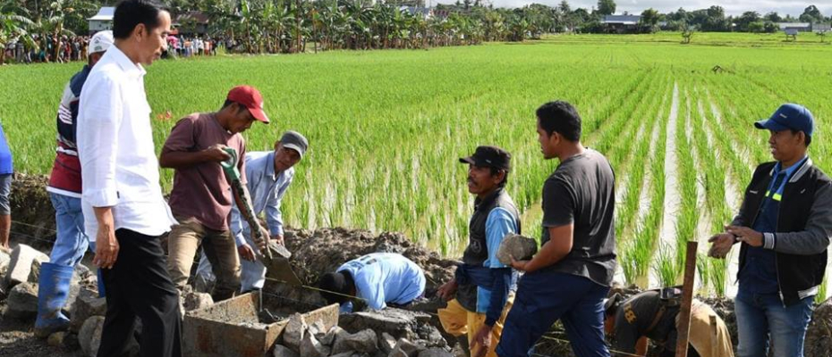 Presiden Joko Widodo di hari kedua kunjungan kerjanya ke Provinsi Sulawesi Selatan meninjau pengerjaan saluran irigasi yang berada di Kelurahan Mappadaelo, Kecamatan Tanasitolo, Kabupaten Wajo