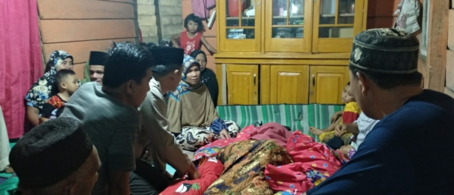 Kaur, Bengkulutoday.com - Raja Hamdi (30 tahun), warga Desa Babat Kecamatan Tetap Kabupaten Kaur Provinsi Bengkulu ditemukan dalam kondisi meninggal dunia di pinggir Sungai Tetap pada Minggu sore (4/11/2018) sekitar pukul 17.30 WIB. Saat ditemukan oleh warga, kondisi korban dalam keadaan mulut berbusa.   Awalnya, korban ditemukan oleh 3 orang anak-anak yang hendak mandi di Sungai Tetap, mereka adalah Bardi, Bela dan Izar. Melihat ada sosok yang tergeletak di pinggir sungai, anak-anak itu kemudian melaporkan