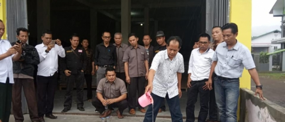 KPU Kepahiang Tes Kekuatan Kotak Suara 'Kardus' Pemilu 2019
