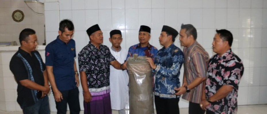 Wakil Wali Kota Bengkulu Dedy Wahyudi menyerahkan sejadah ke masjid Nurul Iman