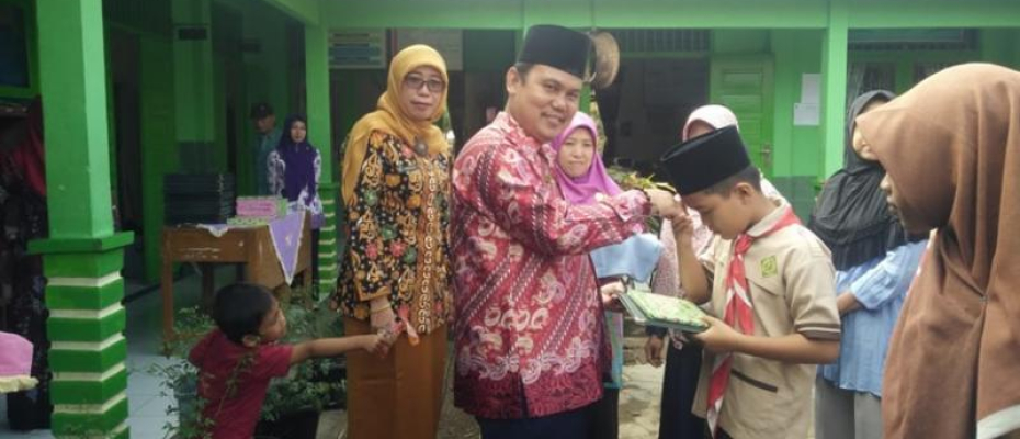 Pembagian Raport Kepala Kankemenag Mukomuko Kunjungi MIN 3 Mukomuko
