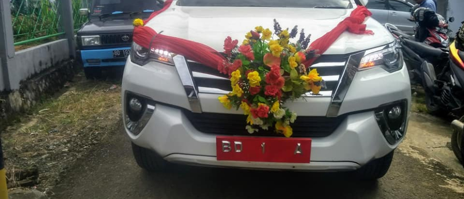 Mobil Dinas (Mobnas) Wali Kota Bengkulu Helmi Hasan kembali digunakan warga untuk nikah. Kali ini, mobil plat BD 1 A itu digunakan oleh Reno, warga Jalan Semarak Kelurahan Bentiring Permai Kota Bengkulu.  Diketahui, Reno menikah dengan Oci, warga Jalan RE Martadinata Komplek Perumahan Dewa Asri Kelurahan Muara Dua Kota Bengkulu. Pernikahan digelar, Sabtu (29/12/2018) di kediaman Oci.  Reno sendiri merupakan pegawai honorer. Ayahnya baru saja meninggal dunia, 3 bulan yang lalu. Sedangkan ibunya berdagang ber