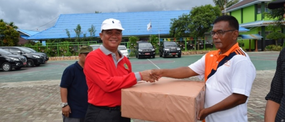Pemberian Hadiah Lomba Volly Putra Oleh Kakanwil Bustar