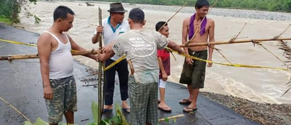 Abrasi Sugai Padang Guci, Warga Tutup Jalan Penghubung Desa