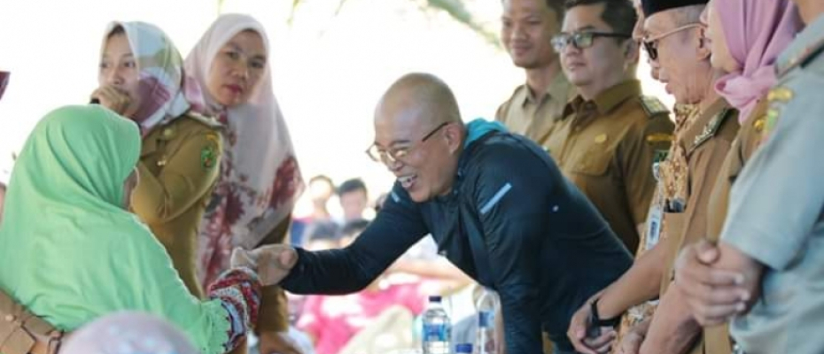 Plt Bupati Gusnan Bagikan Kartu Jamkesda