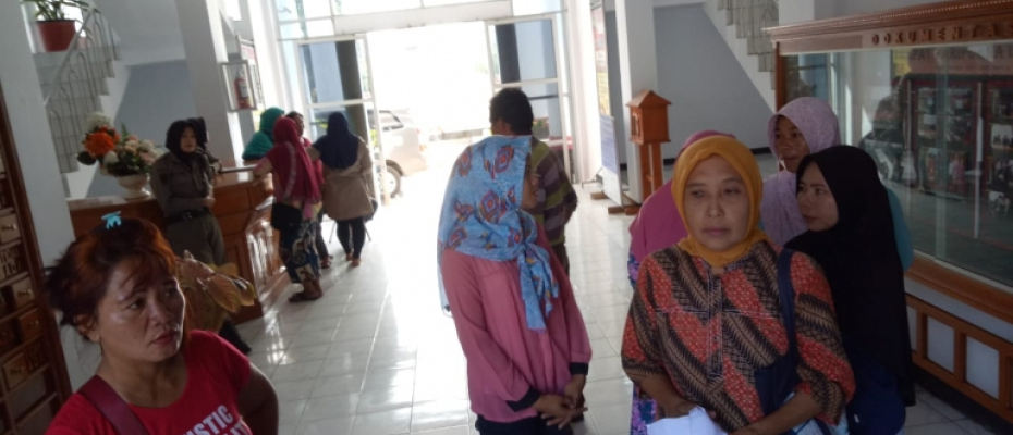 Sejumlah Pedagang Mendatangi Kantor DPRD Bengkulu Selatan Selasa (8/1/2019)