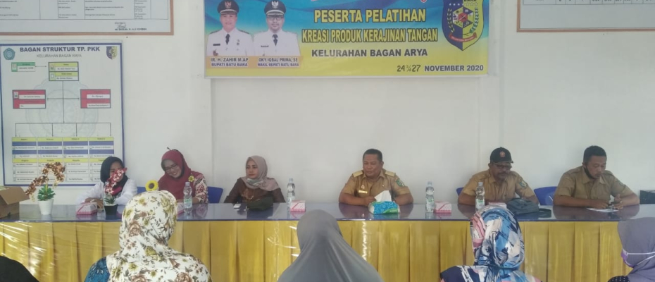 Kegiatan Pelatihan Kreasi produk kerajinan tangan merangkai Bunga 