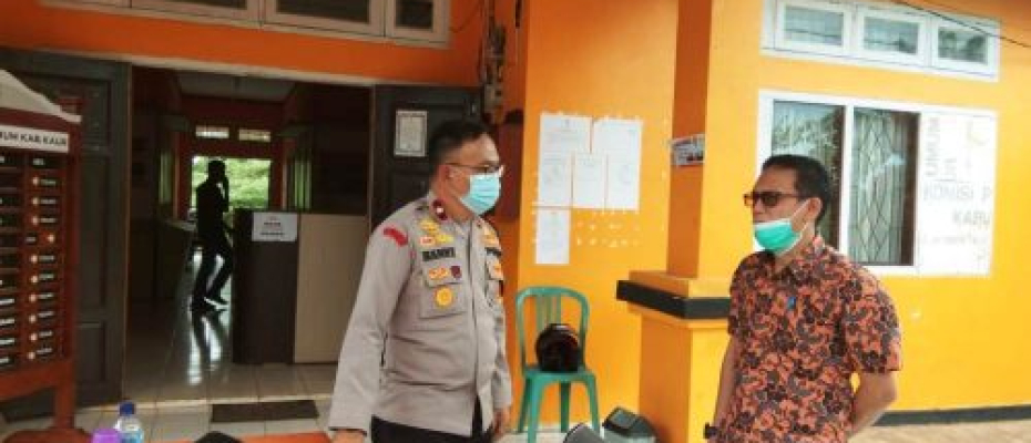 Pengamanan Rapat Pleno oleh Personil Polres Kaur