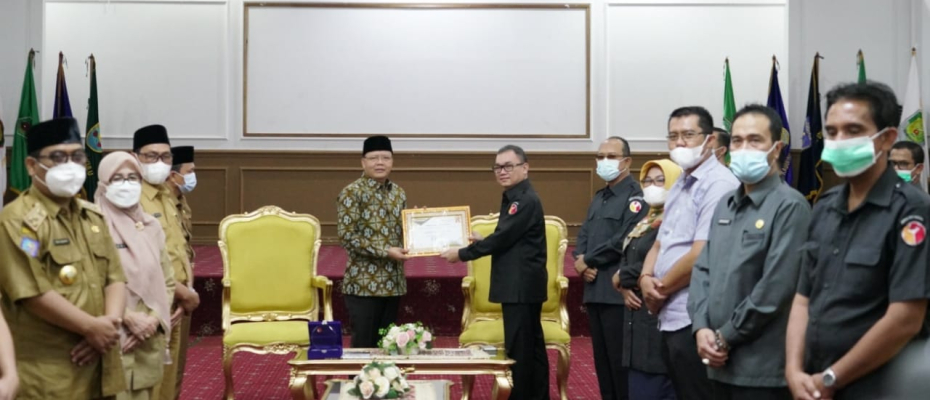 Gubernur Bengkulu Rohidin Mersyah menerima piagam dan plakat sebagai bentuk apresiasi dari Badan Pengawas Pemilu (Bawaslu) Provinsi Bengkulu