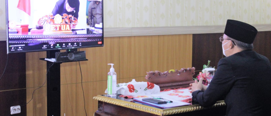 Gubernur Bengkulu Rohidin Mersyah mengikuti Rapat Paripurna dengan agenda, Penandatanganan Nota Kesepakatan Kebijakan Umum Anggaran (KUA) dan Prioritas dan Plafon Anggaran Sementara (PPAS) APBD-P Provinsi Bengkulu Tahun Anggaran 2021 secara virtual