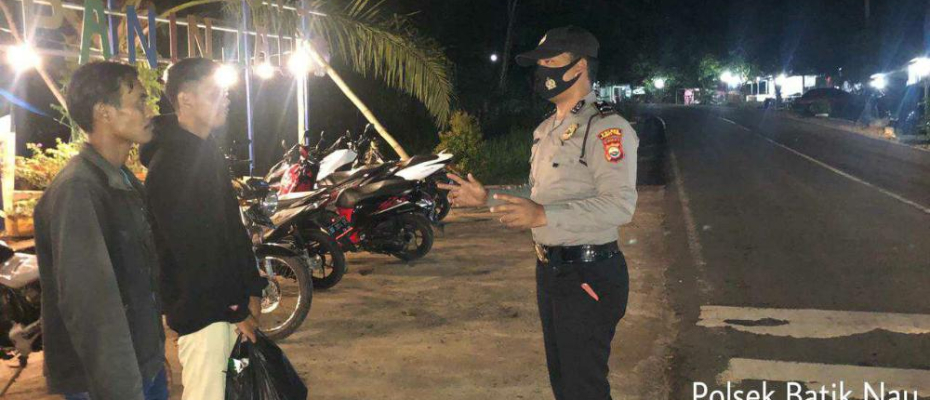 Bripka Afrizal bersama Brigpol Dian melaksanakan patroli di wilayah hukumnya
