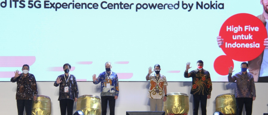 Tampak pada gambar Menteri Pariwisata dan Ekonomi Kreatif Republik Indonesia, Sandiaga Uno (kiri) dan Director and Chief Operating Officer Indosat Ooredoo, Vikram Sinha (kanan), saat berfoto bersama saat peluncuran layanan 5G Indosat Ooredoo di Surabaya (16/9/2021).