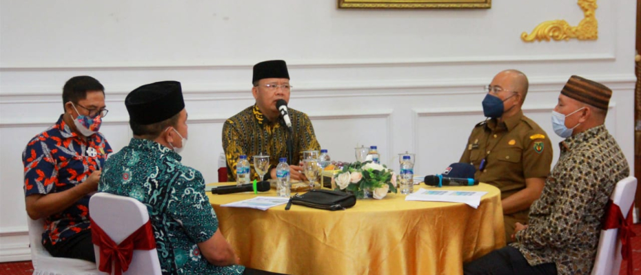 Gubernur Bengkulu Rohidin Mersyah usai berdialog bersama Bupati Bengkulu Selatan, Perwakilan Masyarakat Bengkulu Selatan dan anggota DPRD Provinsi Bengkulu Dapil Bengkulu Selatan dan Kaur
