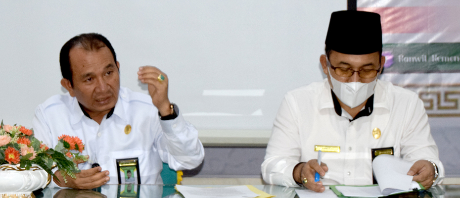 Kakanwil Kemenag Drs H Zahdi Taher M.HI. Foto: Kemenag Bengkulu bersama Kepala Bagian Tata Usaha Kanwil Kemenag Provinsi Bengkulu Drs H Hamdani M.Pd