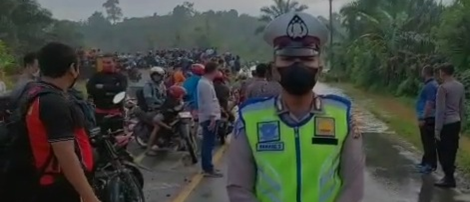 Petugas mengatur arus lalu lintas ShareFacebookTwitterWhatsApp