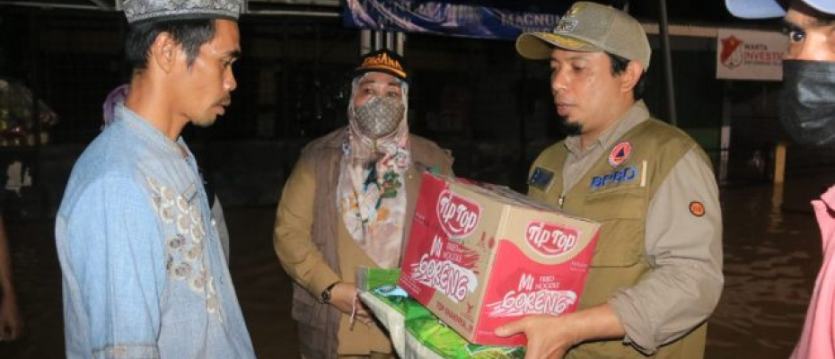 Wakil Wali Kota Bengkulu Dedy Wahyudi saat meninjau dan memberikan bantuan kepada warga terdampak banjir