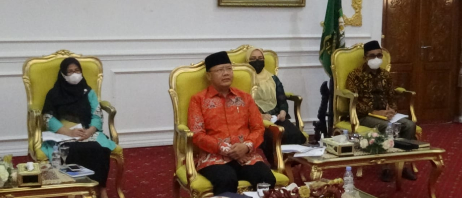 Gubernur Rohidin, saat memberikan arahan pada Rapat Terpadu Tim Pemulihan Ekonomi dalam rangka penanganan dampak Covid-19 (PC PEN) Provinsi Bengkulu secara virtual
