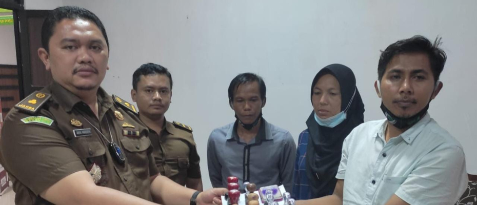 Perangkat Desa Belumai I menyerahkan bukti pendukung berupa stempel palsu dalam perkara korupsi DD di Kabupaten RL