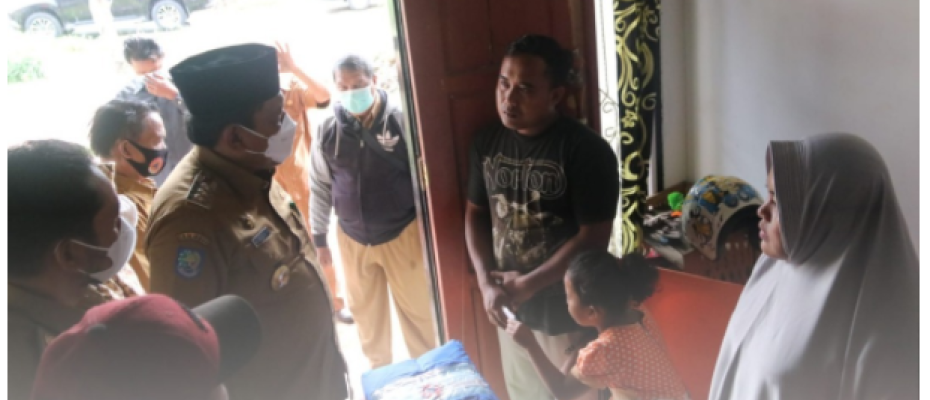 Bupati Mian Kunjungi dan Berikan Bantuan Warga Korban Kebakaran