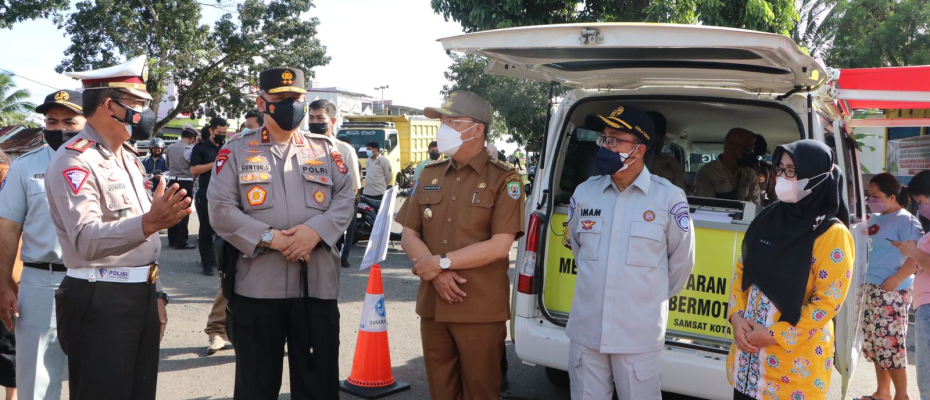 Kapolda Bengkulu Irjen Pol Drs Guntur Setyanto M.Si bersama Gubernur Bengkulu Dr H. Rohidin Mersyah pagi ini, Kamis (04/11/2021) memantau pelaksanaan penertiban kepatuhan pajak yang digelar oleh Gabungan Personil TNI-Polri dan Jasa Raharja di Simpang 4 Nakau Kota Bengkulu ShareFacebookTwitterWhatsApp