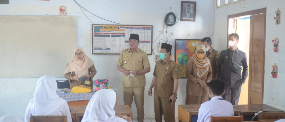 Gubernur (Wagub) Bengkulu Rosjonsyah mendorong semangat para siswa agar terus berprestasi ShareFacebookTwitterWhatsApp