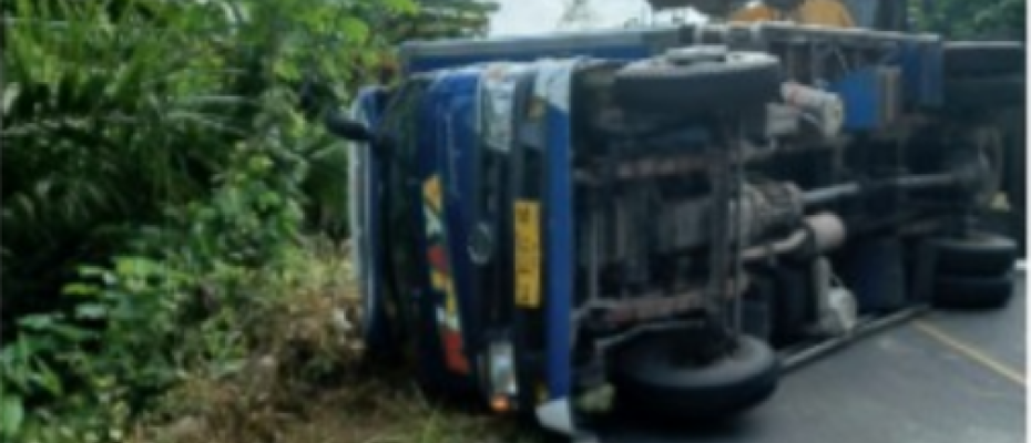 Truk Terguling Timpa Motor, Jalan Lintas Curup-Lubuklinggau Sempat Lumpuh