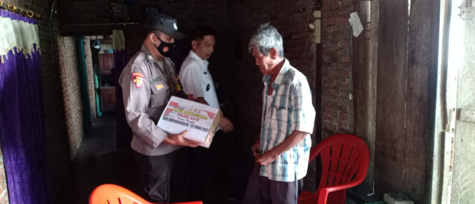 Bhabinkamtibmas Bagikan Bantuan Untuk Warga Kurang Mampu