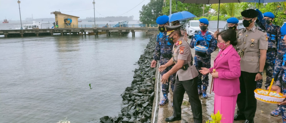  Polda Bengkulu Tabur Bunga di Laut