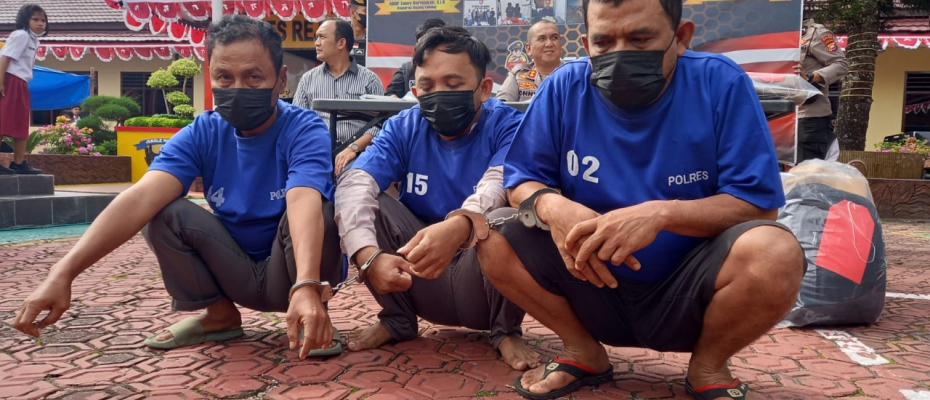 Tiga pria terduga pelaku