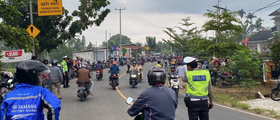 Polisi Kawal Ratusan Massa Demo ke DPRD Provinsi Bengkulu