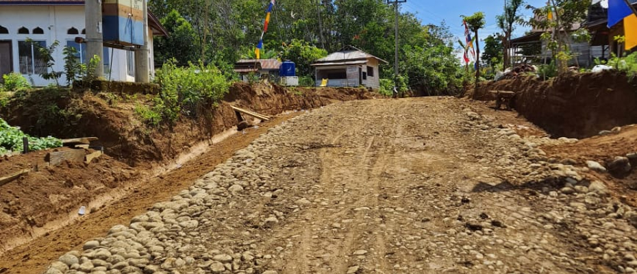 Pekerjaan Jalan TMMD Ke 114 Kodim 0423/BU di Desa Suka Mulya Memasuki Tahap Finishing