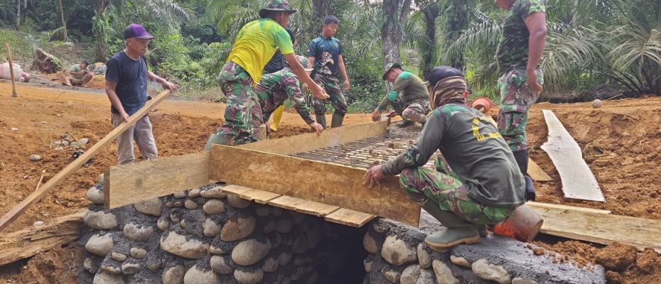Satgas TMMD ke-114 Kodim 0423/BU Mengaduk Semen Untuk Pengecoran Gorong-Gorong