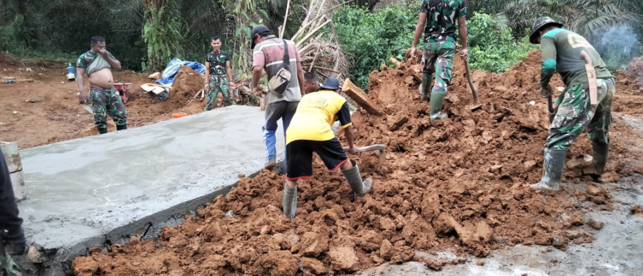 Anggota TMMD Dan Warga Langsir Batu dan Pasir