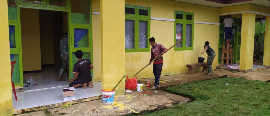 Bersama Masyarakat Anggota Satgas TMMD BU Mengecat Puskesmas Pembantu