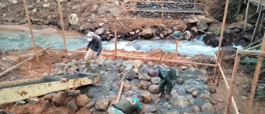 Satgas TMMD Pasang Pondasi Jembatan