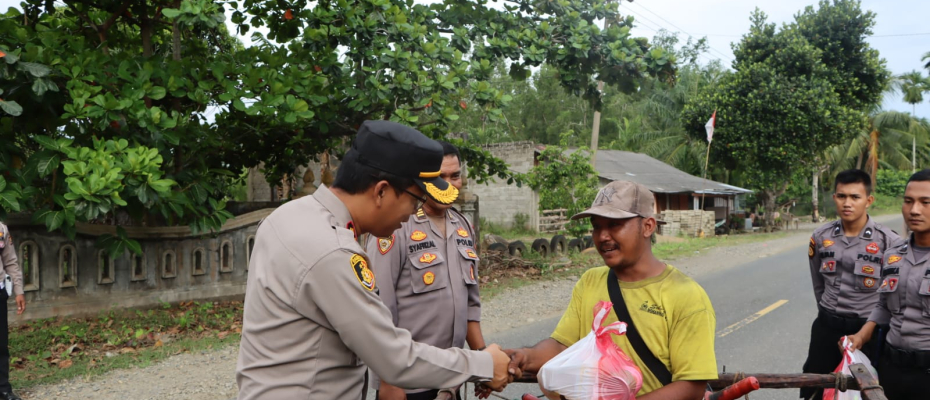 Ekonomi Masyarakat Semakin Sulit Dampak Kenaikan BBM, Polres Mukomuko Salurkan 120 Paket Sembako