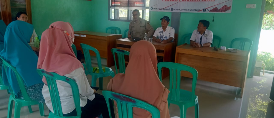 Polsek Penarik, Jumat Curhat bersama di Kantor Desa Lubuk Mukti