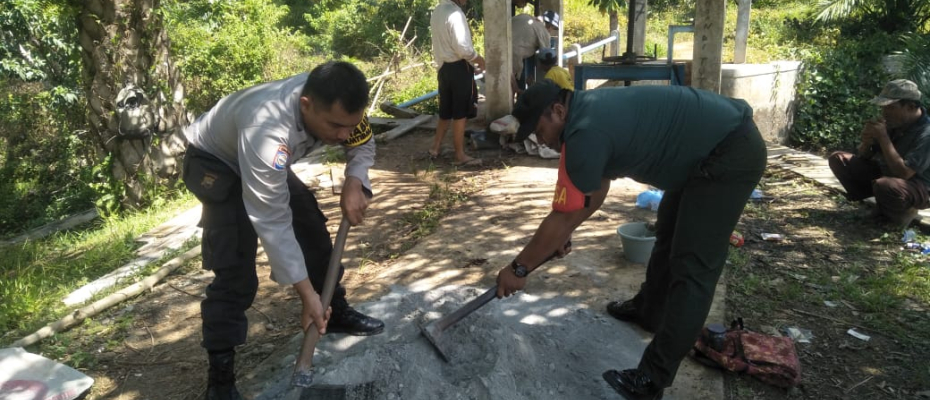 Dukung Ketahanan Pangan, Bhabinkamtibmas Gotong Royong Bersama Warga