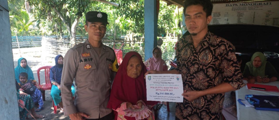 Bhabinkamtibmas Polsek Kaur Utara  Hadir, dan Monitoring Penyaluran BLT DD Di Desa Pulau Panggung