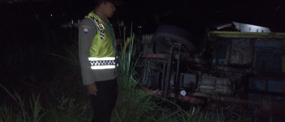 Satu Unit Truk Bermuatan Batu Bara Terguling, Polres Rejang Lebong Lakukan Pengamanan Lokasi