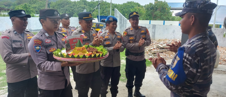 Tumpeng HUT TNI Ke-78 untuk  TNI AL Linau