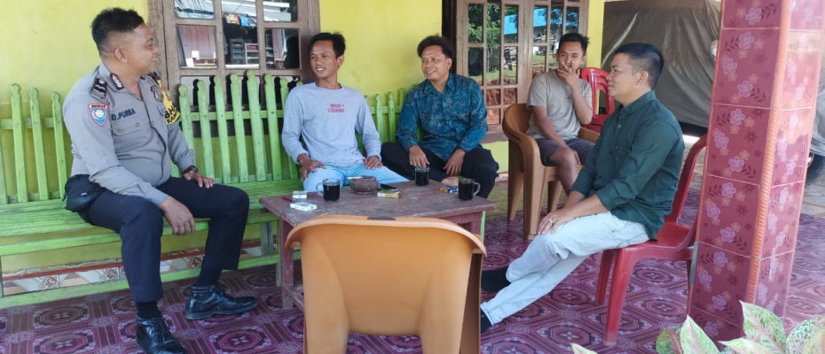 Bhabinkamtibmas Polsek Batiknau Lakukan Sambang, Sampaikan Imbauan Antisipasi Tindak Kejahatan